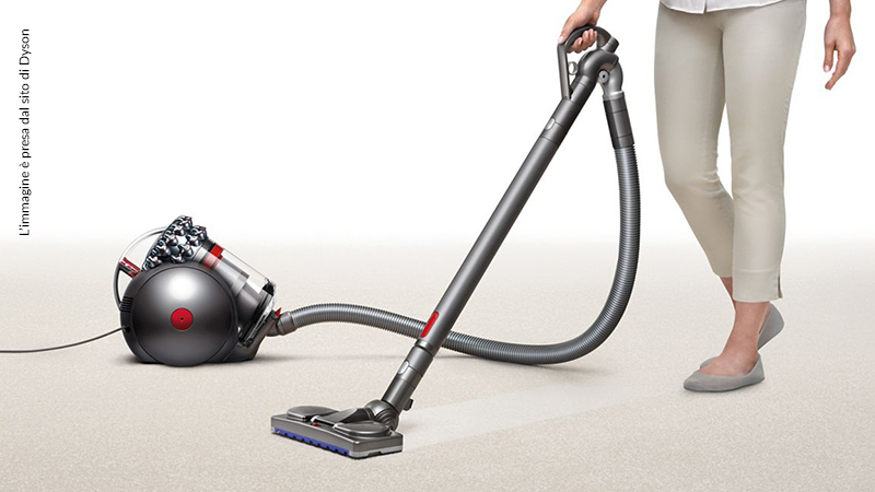 Donna utilizza aspirapolvere